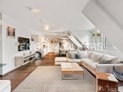 Moderne Dachgeschosswohnung mit Stadtblick nahe Rathaus