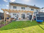 Moderne Doppelhaushälfte mitten im Grünen Inklusive...