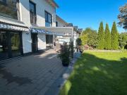 Moderne EG Wohnung mit eigenem Garten, Terrasse & Garage