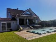 MODERNE ELEGANZ GROSSZÜGIGER FAMILIENHIT MIT POOL UND...