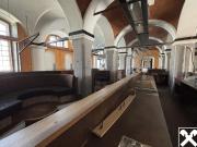 Moderne Gastrofläche im historischen Ambiente mit...