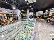 Moderne Gewerbefläche mit hoher Sichtbarkeit und...