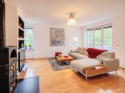 Moderne, großzügige Wohnung mit Kamin