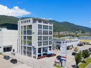 Moderne helle Büroräume nähe Autobahnanschluss