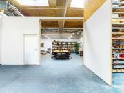 Moderne Lager und Gewerbehalle im Business Park...