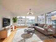 Moderne, lichtdurchflutete DG Wohnung: 3,5 Zimmer mit... Moderne, lichtdurchflutete DG Wohnung: 3,5 Zimmer mit...