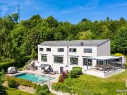 Moderne Luxusvilla von mehr als 350 m² mit Seeblick