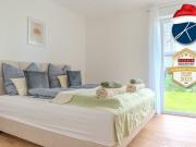 Moderne Neubauwohnung mit Terrasse und Garten in...