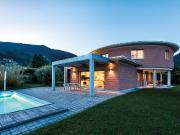 Moderne sonnige Villa mit Pool und Garten in Pura zu...