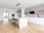 Moderne Vier Zimmer Erdgeschoss Wohnung mit großem Garten