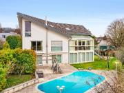 Moderne Villa, aufgeteilt in zwei Unterkünfte, nur einen...