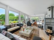 Moderne Villa mit Blick auf den See und die Alpen