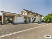 Moderne Villa mit Garten und großzügigen Volumen