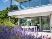 Moderne Villa mit Garten und Pool