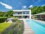 Moderne Villa mit Garten und Pool