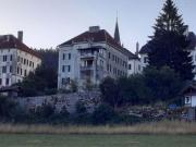 MODERN VUE IMPRENABLE SUR LES MONTAGNES