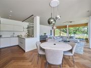 Moderne Wohnung mit Terrasse, Garten und Bergblick