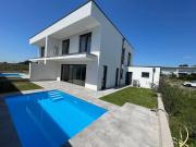 Modernes 6 Zimmer Doppelhaus mit Pool und Garten