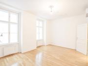 Modernes Altbau Büro mit Parkblick