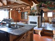 Modernes Apartmenthaus mit separatem Gasthof