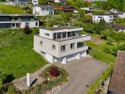 Modernes Cubus Haus mit Panorama und Umschwung