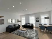 MODERNES DESIGN VOLMÖBLIERT TRIFFT ALTBAU