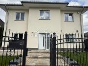 Einfamilienhaus mit 3 Schlafzimmern, Garten, PkW...