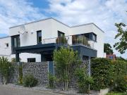 Modernes Einfamilienhaus mit Garage