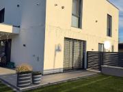 Modernes Einfamilienhaus mit Garten