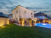 Modernes Einfamilienhaus mit Pool