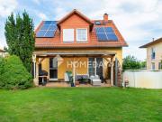 Modernes Einfamilienhaus mit Pool, Sauna und Gartenidylle