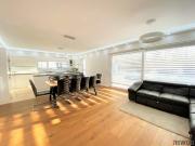 / MODERNES EINFAMILIENHAUS / POOL & GARTEN / GARAGE / 30...