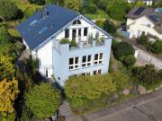 Modernes Einfamilienhaus, sonnigem Raumgefühl und Talblick