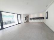 Modernes Einkommensgebäude, feine Oberflächen,...