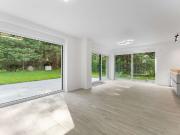 Modernes Familienhaus mit Doppelgarage und Blick ins Grüne