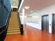 Modernes Geschäfts und Ärztehaus direkt an der S Bahnstation