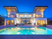 Modernes Haus mit Pool und Panoramablick auf die Alpen...