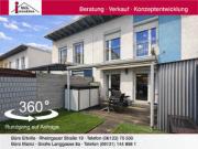 Modernes Niedrigenergiehaus mit sonniger Terrasse und...