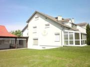 Modernes Reihenhaus auf großem Grund