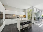 Modernes Reihenhaus mit Atrium, Terrasse und Garten