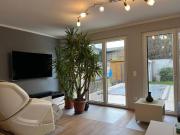 Modernes Reihenhaus, möbliert mit Pool und E Stellplatz