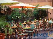 Modernes Restaurant mit großem Außenbereich im...