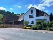 Modernes und großzügiges Zweifamilienhaus mit Scheunen,...