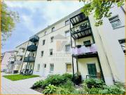 Modernes Wohnen mit Balkon und großem Wohnzimmer in...