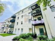 Modernes Wohnen mit Balkon und großem Wohnzimmer in...