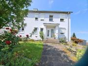 Modernes Zweifamilienhaus mit großem Garten in zentraler...