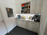 Modernisierte Bürofläche mit Lounge & Parkplätzen