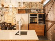 Modernisierte Wohnung mit zwei Zimmern sowie Balkon und...