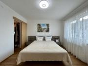 Modernisiertes Einfamilienhaus mit Pool, 4 Garagen und...