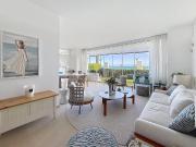 Moderno apartamento de 2 dormitorios con piscina en Estepona